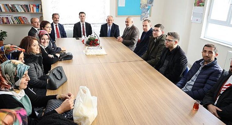 Yahyalı Belediye Başkanı Esat Öztürk, 24 Kasım Öğretmenler Gününü pasta ikramı yaparak kutladı