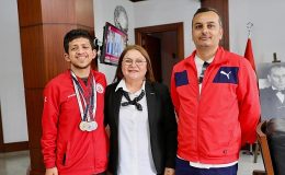 Antalya'da düzenlenen Özel Sporcular Türkiye Yüzme Şampiyonası'nda büyük başarı elde eden Erdem Günay Atacan Didim Belediye Başkanı Hatice Gençay'ı ziyaret etti