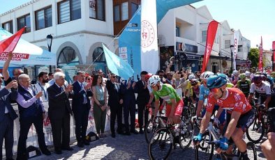 Cumhurbaşkanlığı Bisiklet Turu'nun 7. etabı büyük bir coşkuyla Çeşme'de başladı