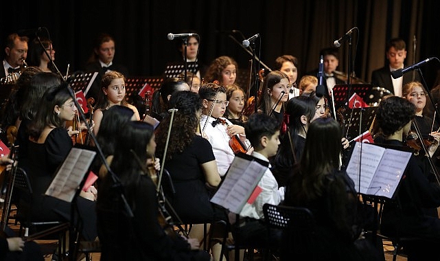 Narlıdere Belediyesi Çocuk Senfoni Orkestrası, 23 Nisan Ulusal Egemenlik ve Çocuk Bayramı'nda Narlıdere AKM'de sahne aldı