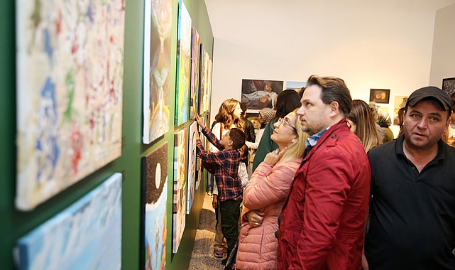 Küçükçekmece'de sanat eğitimi veren Görsel Sanatlar Öğretmeni Fadime Yücel ve öğrencilerinin 'İzler' sergisine ev sahipliği yaptı